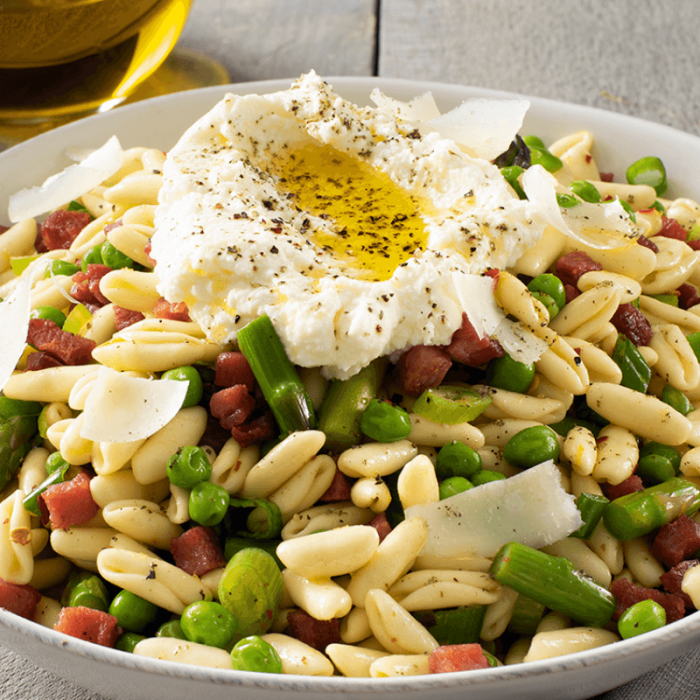 Pasta with Prosciutto cotto, asparagus, green peas and lemon