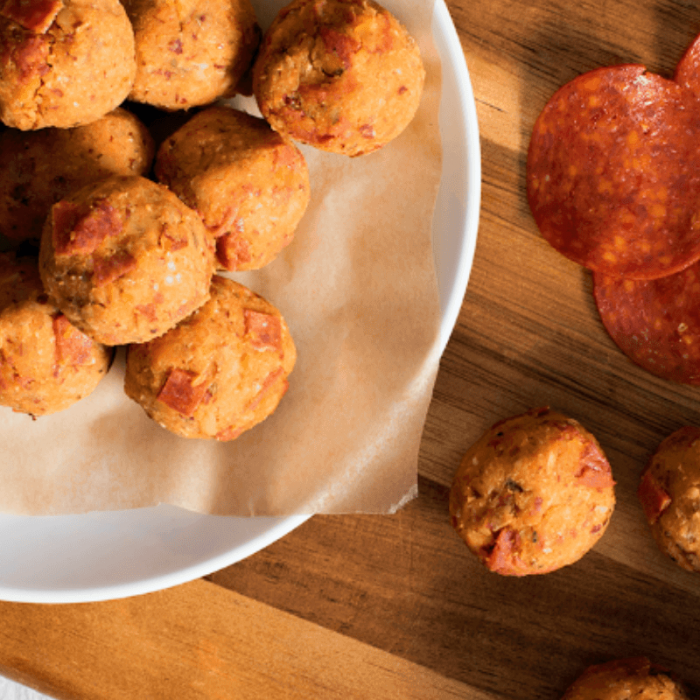 Boules d’énergie façon pizza, avec pepperonni séché épicé