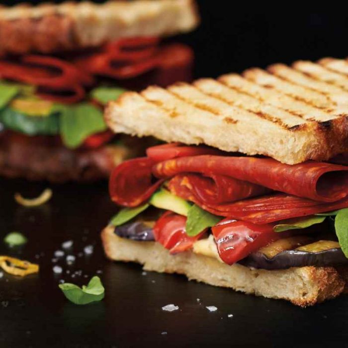Sandwich au chorizo, légumes grillés au basilic frais, hummus citronné et roquette